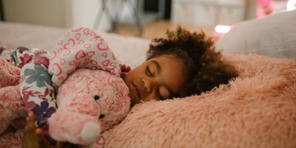 Is there a link between short sleep duration in childhood and the development of psychosis in young adulthood?